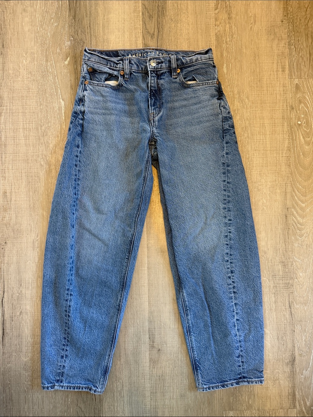 American Eagle Outfitters Barrel Jeans in Medium Blue Wash